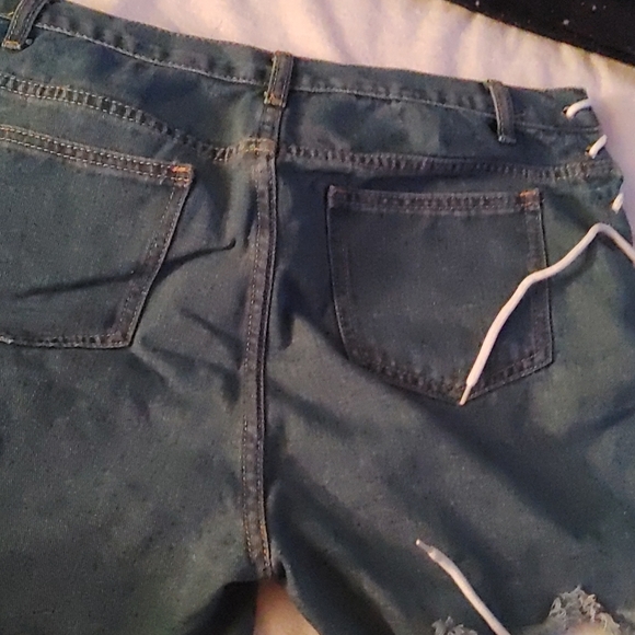 Shorts - Picture 3 of 3